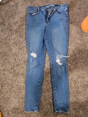 Universal Thread Women's Medium Blue Distressed Skinny Jeans